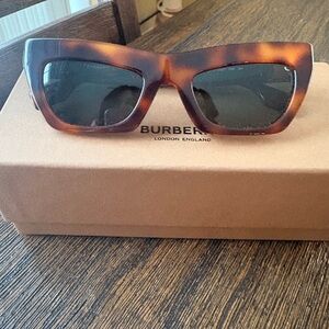 Burberry Tortoiseshell Cat-Eye Sunglasses - Tortoise/Brown Lenses